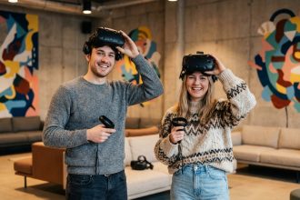 Jeune couple en réalité virtuelle dans un lounge moderne