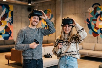 Jeune couple en réalité virtuelle dans un lounge moderne